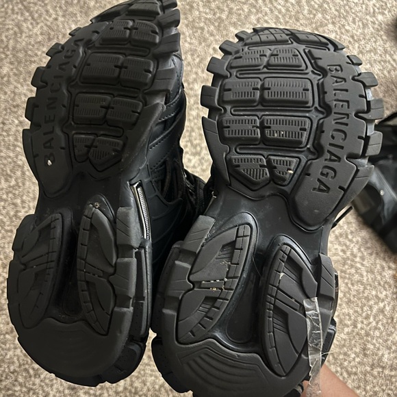 Balenciagas Track Sneaker “Triple Black” - Picture 2 of 7